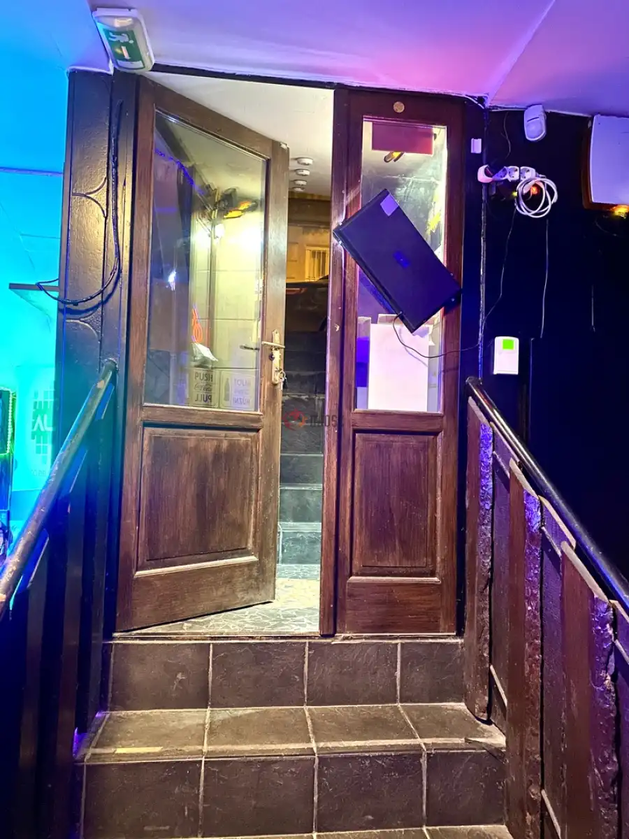 eladó üzlethelyiség utcai bejáratos, Budapest, VIII. kerület
